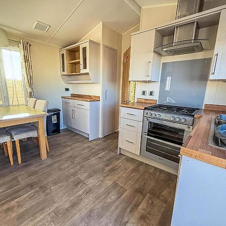 Lovely 6 Berth Caravan At Suffolk Sands Holiday Park Ref 45010Mv Филикстоу Экстерьер фото