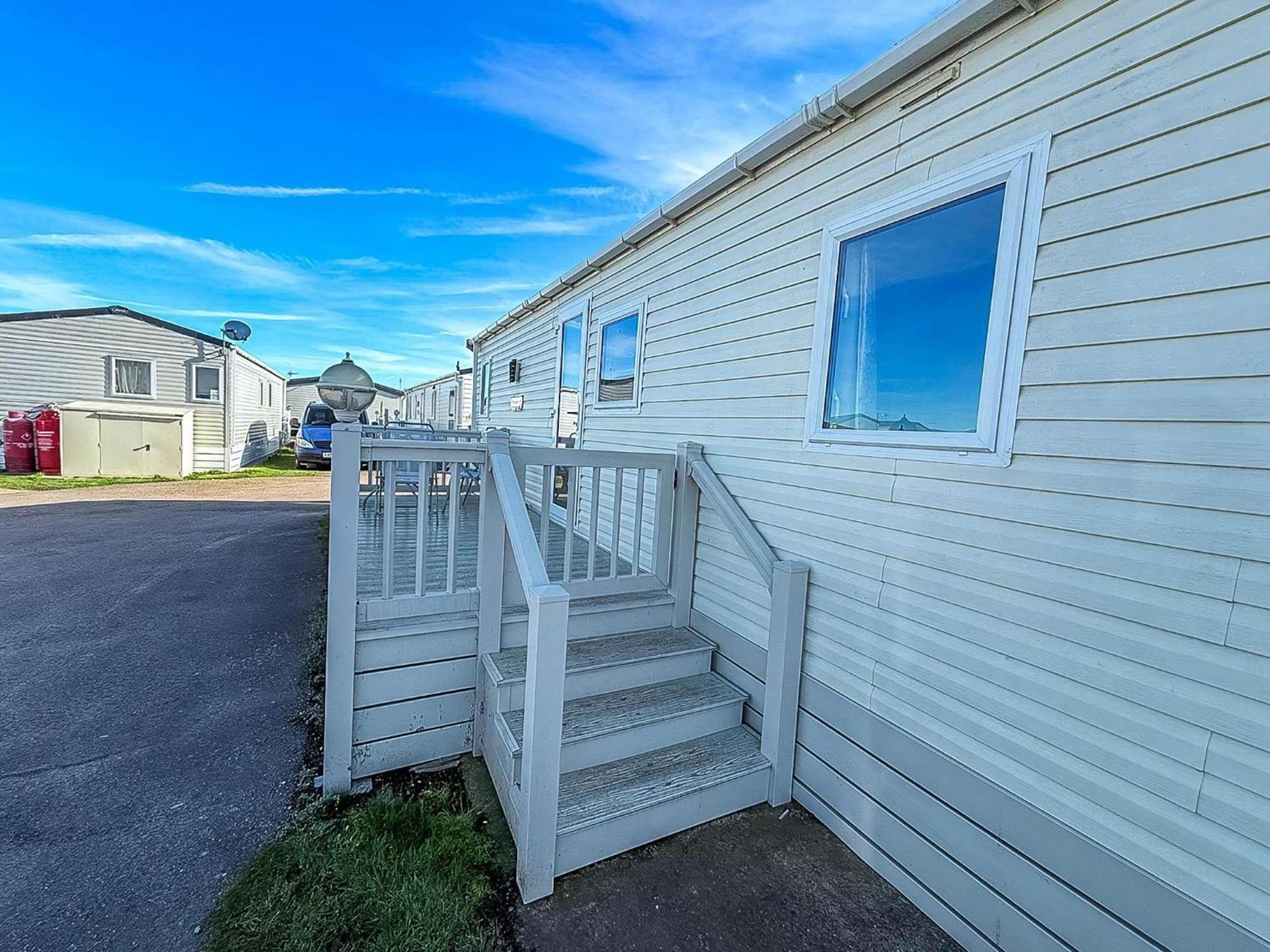 Lovely 6 Berth Caravan At Suffolk Sands Holiday Park Ref 45010Mv Филикстоу Экстерьер фото